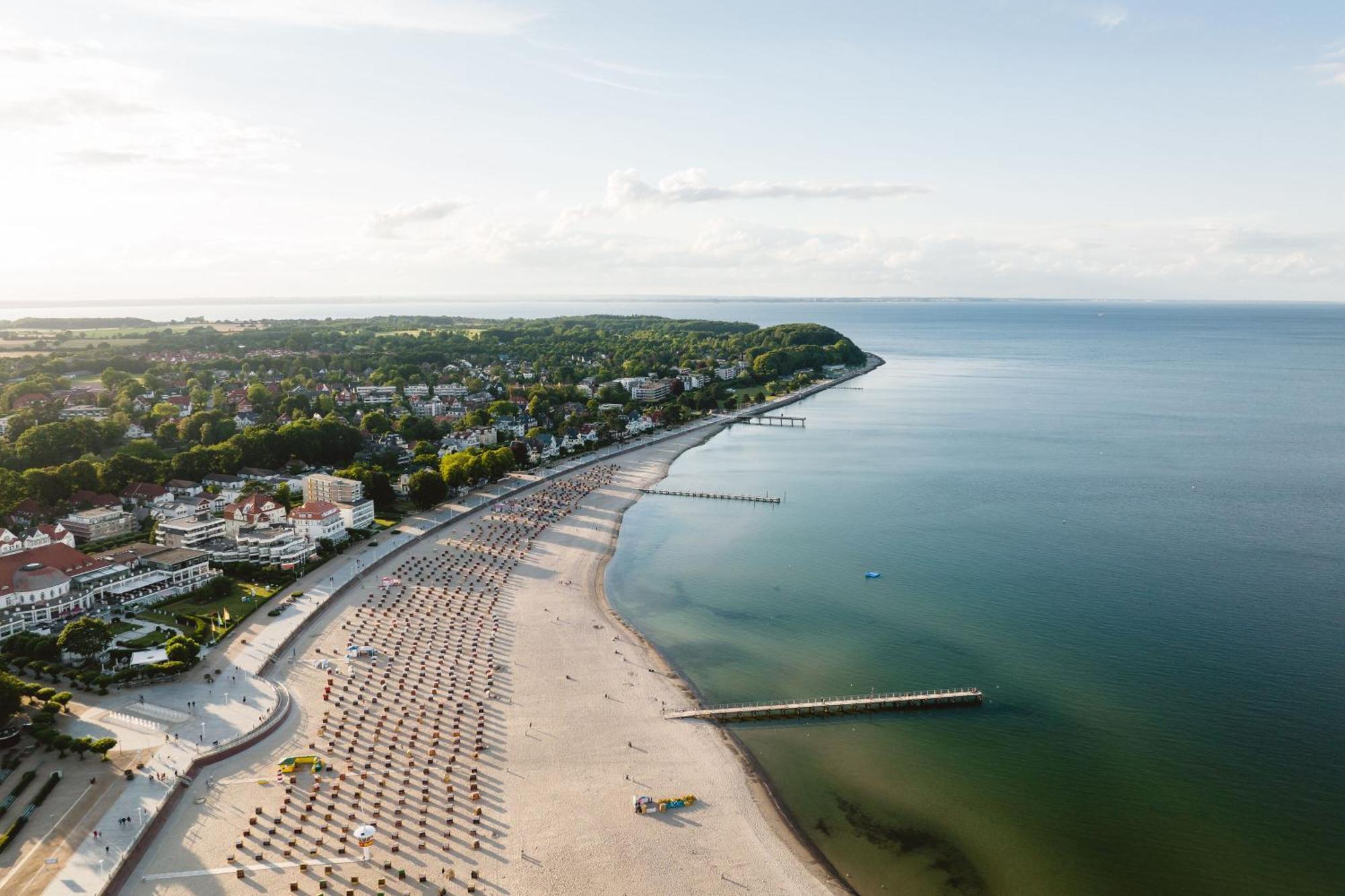 A-Rosa Travemuende Hotell Lübeck Exteriör bild Aerial view of the Baltic Sea coast of Pärnu