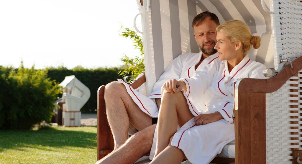A-Rosa Travemuende Hotell Lübeck Exteriör bild A couple wearing bathrobes