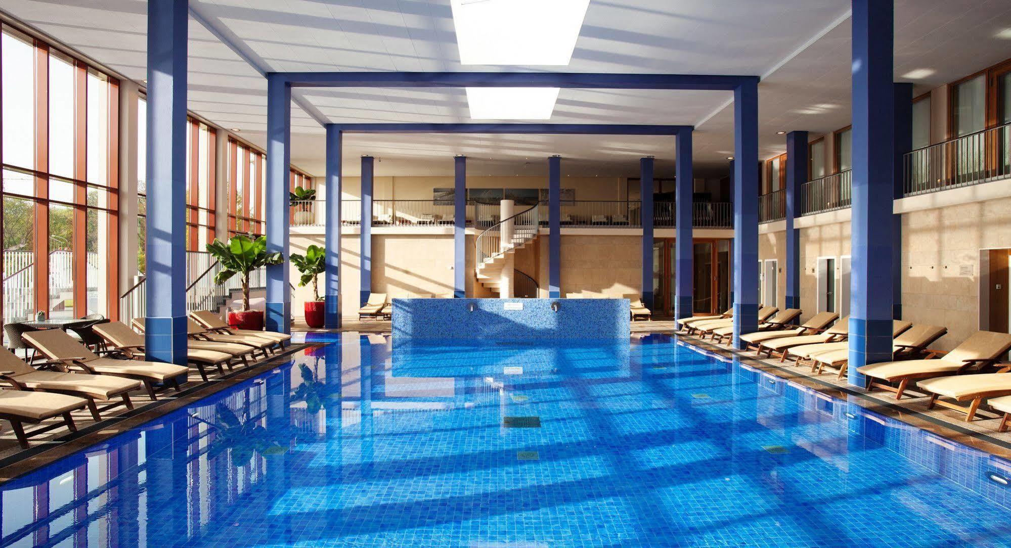 A-Rosa Travemuende Hotell Lübeck Exteriör bild The swimming pool at the hotel